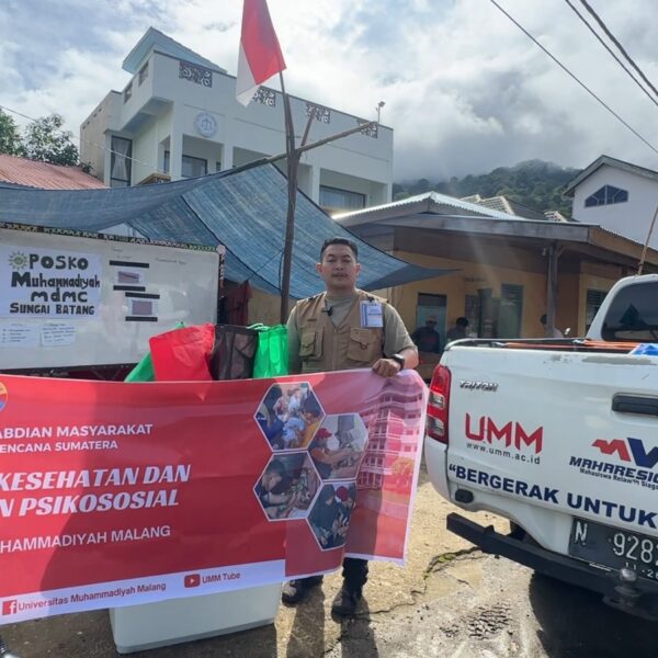 Wujud Kampus Berdampak, UMM Terjunkan Puluhan Relawan Bantu Korban Banjir Sumatera Barat