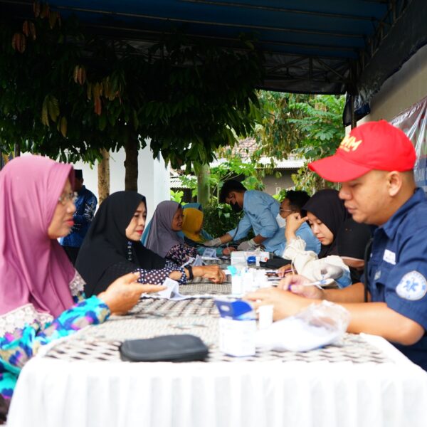 UMM Tebar Kebaikan Ramadan di Gondanglegi: Salurkan Ratusan Sembako hingga Cek Kesehatan Gratis